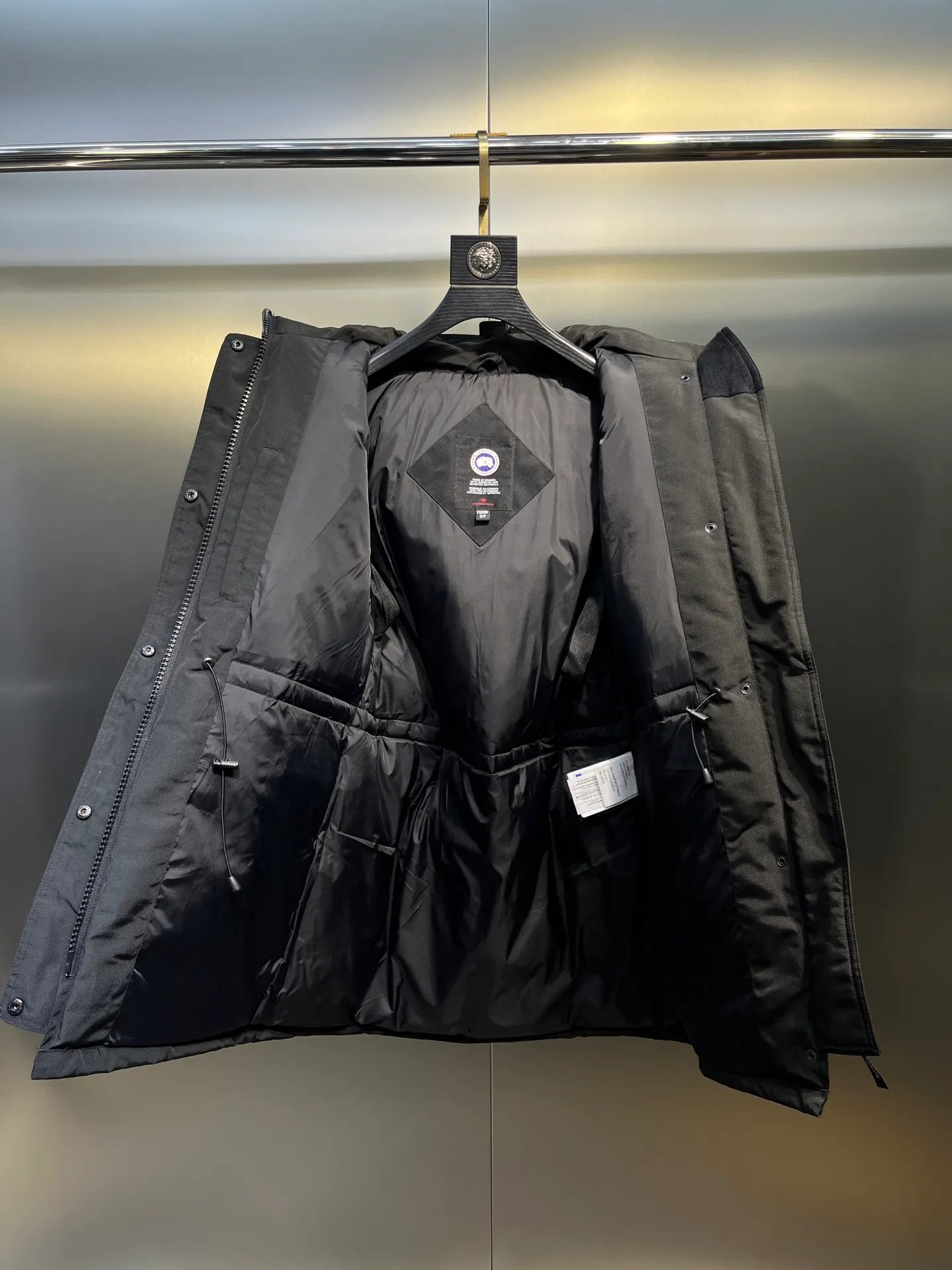 P840 Canada goose🌟 Canada Goose 07 models All in stock, 6 colors, I will never stop stocking this winter All original factory customization All details strictly required have been corrected since the beginning of this year Detachable fur collar! The workmanship and wiring are very straight! A big goose is enough for a winter. Size: 1. 90% white duck down from a conscientious manufacturer (some people brag about their own goose down, please search it on your own. Goose down is warmer and less fluffy than duck down, so good down jackets are all white duck down. There is no such thing as white goose down) 2. Upgraded fabrics with moderate hardness, waterproof, windproof and anti-fouling (Arctic Tech fabrics imported from South Korea are not comparable to fabrics dyed by some small workshops) 3. YKK No. 10 authentic zippers (Japanese customized YKK zipper, silky smooth, not stuck, officially designated) 4. Western Canadian wolf hair (Wolf hair is divided into eastern, central, and western. Western wolf hair is light in color, dense, and has good thermal insulation effect. It is the genuine Canada Goose grade) Let’s analyze and explain some details of the production 1. First, sew the liner and then fill it with down (some small factories and small workshops first fill it with down and then sew) Why? The technology is not up to par and the hardware conditions are not enough! ! ! For this step alone, we need to spend more time and money. 2. Filling the inner tank with down. We are all down filling machines to ensure that the down weight of each pill is the same. There is a video (small factory, small workshop is stuffed by hand). Why? The hardware conditions are not enough. A machine costs more than 100,000 yuan. Small factories simply cannot buy it. This means that the weight of the down in each liner cannot be guaranteed, and the warmth of high-end down jackets cannot be guaranteed. 3. For the needles of the sewing machine, we all use the top-notch No. 7 needles (small factories all use No. 10 needles). The finer the needle, the finer the needle eye, which reduces the risk of velvet and velvet running. 4. Wolf fur collar We are all spliced in whole or in large pieces (small factories mostly use broken pieces) The warmth retention of wolf fur is very good, but the splicing of scraps cannot guarantee the warmth. Color: Black, white, gray camouflage, sci-fi blue camouflage, green camouflage, sky blue, dark blue, cool gray, red. Professional Canada goose producers, we are enough this winter! We would like to sincerely thank everyone who buys our down jackets!  size：xs-xl